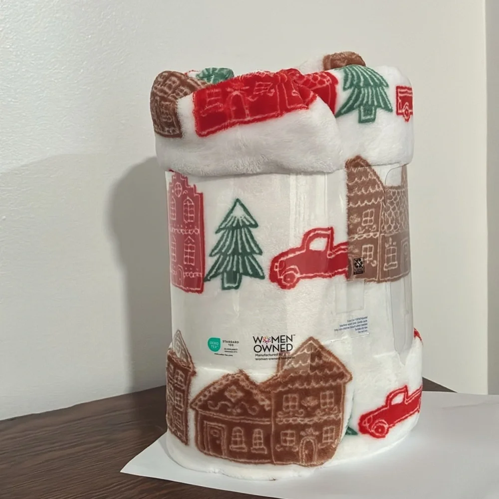 NWT- Cozy Oversized Holiday Throw Blanket w/ Red Trucks, Green Trees 60x72